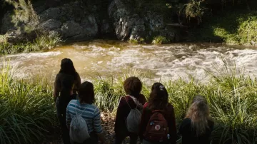 Mochila clásica Fjallraven Kanken usada por Fatin Jadmani (Sophia Taylor Ali) como se ve en The Wilds (S02E07)
