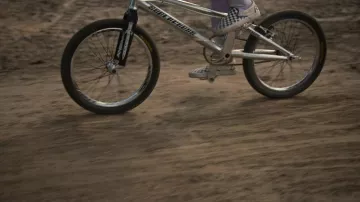 Zapatillas Vans Checkerboard Slip-On usadas por Maggie (Laura Kariuki) como se ve en Along for the Ride