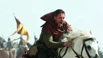 Green hooded shirt worn by Robin Longstride (Russell Crowe) in Robin Hood movie outfits