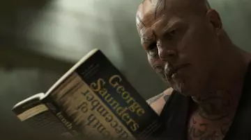 Dixième livre de décembre de George Saunders lu par Rogan (Nathan Jones) dans le film Spiderhead