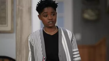 Thom Browne Cardigan gris rayé porté par Tamia 'Coop' Cooper (Bre-Z) tel que vu dans les tenues d’émissions de télévision américaines (S04E20)