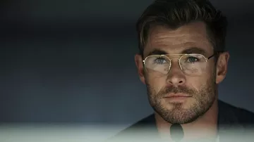 Lunettes dorées portées par Steve Abnesti (Chris Hemsworth) vues dans Spiderhead