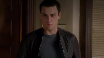 La chaqueta bomber usada por Connor Walsh (Jack Falahee) en la serie Murder (Temporada 4)