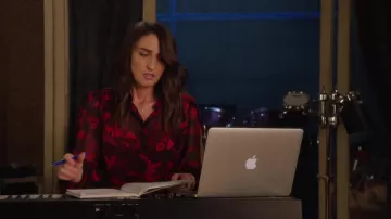 Sanctuary Starry Night Camisa floral usada por Dawn Solano (Sara Bareilles) como se ve en la serie de televisión Girls5eva (S02E05)