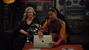 Chemisier imprimé Zara avec nœud porté par Wickie Roy (Renée Elise Goldsberry) vu dans Girls5eva (S02E05)