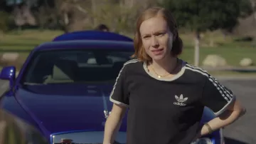 T-shirt adidas black porté par Ava (Hannah Einbinder) vu dans la garde-robe de la série télévisée Hacks (saison 2 épisode 3)