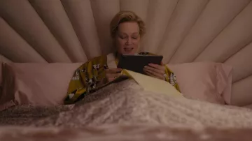 Olivia Von Halle Mimi Seduction Short-Length Kimono Robe usada por Deborah Vance (Jean Smart) como se ve en Hacks (S02E03)