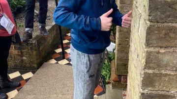 The grey Superdry jogging pants worn by Nick Nelson (Kit Connor) in the Heartstopper series 