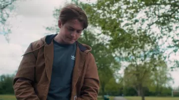 La veste à capuche marron Carhartt Duck Active portée par Nick Nelson (Kit Connor) dans la série Heartstopper (Saison 1 Épisode 5) 