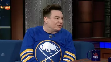 Camiseta de hockey azul buffalo Sabres usada por Mike Myers como se ve en The Late Show with Stephen Colbert