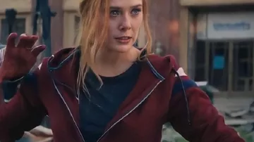 Sweat à capuche en polaire bourguignon porté par Wanda Maximoff (Elizabeth Olsen) dans la série télévisée WandaVision (saison 1 épisode 9)