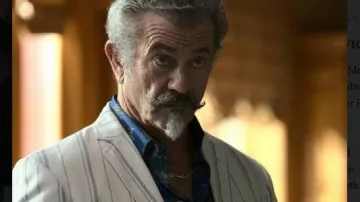 Blue shirt with paisley print worn by Alastair Pinch (mel Gibson) in Last Looks movie