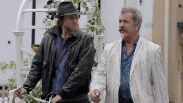 Blue shirt with paisley print worn by Alastair Pinch (mel Gibson) in Last Looks movie
