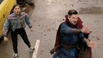 Veste en jean imprimée du drapeau américain portée par America Chavez (Xochitl Gomez) vue dans Doctor Strange in the Multiverse of Madness
