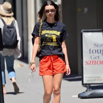 Camiseta de John Jovino Gun Shop usada por Emily Ratajkowski en la cuenta de Instagram @undercoverosh