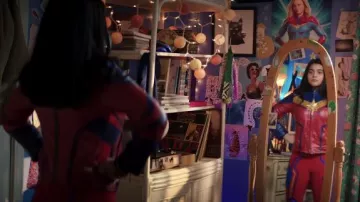 Traje de superhéroe de Capitana Marvel usado por Kamala Khan (Iman Vellani) como se ve en la serie de televisión Ms. Marvel (Temporada 1)