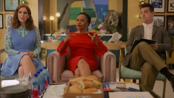 Milly Cady V-neck Flare Dress en azul usado por Joanna Gold (Vanessa Bayer) como se ve en I Love That for You (S01E04)