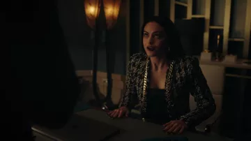 Alice + Olivia Zeta Chaqueta recortada de cadena usada por Veronica Lodge (Camila Mendes) como se ve en el vestuario de la serie de televisión Riverdale (Temporada 6 Episodio 15)
