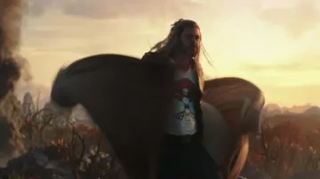 Débardeur blanc imprimé porté par Thor (Chris Hemsworth) comme on le voit dans les tenues du film Thor: Love and Thunder