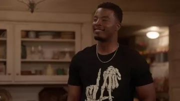 Camiseta LA Skeleton Hands en negro usada por Spencer James (Daniel Ezra) en All American (S04E20)