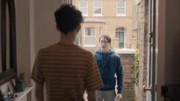 Sweat à capuche bleu superdry porté par Nick Nelson (Kit Connor) vu dans la garde-robe de la série télévisée Heartstopper (saison 1 épisode 4)