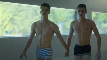 Le maillot de bain à rayures de Patrick Blanco (Manu Ríos) dans la série Élite (Saison 4 Épisode 5)