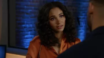 Nasty Gal Chemise en satin à manches longues surdimensionnée portée par Layla Keating (Greta Onieogou) comme on le voit dans la garde-robe de la série télévisée américaine (S04E20)