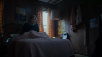 The Endless Summer Australian Movie Poster de 1966 en el dormitorio de Max Mayfield (Sadie Sink) en Stranger Things (S04E02)