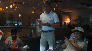 Polo blanco de Lacoste usado por Jason Carver (Mason Dye) como se ve en los atuendos de la serie de televisión Stranger Things (Temporada 4 Episodio 2)