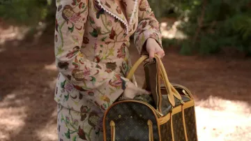 Louis Vuitton Dog Carrier Monogram Bag utilisé par Fallon Carrington (Elizabeth Gillies) tel que vu dans la garde-robe de la série télévisée Dynasty (saison 5 épisode 13)
