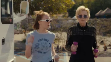 Good Word Health Fair 5k T-Shirt porté par Ava (Hannah Einbinder) dans les tenues de la série télévisée Hacks (S02E06)