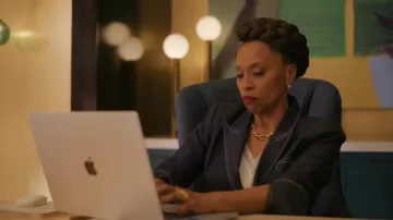 Prabal Gurung Bell Sleeve Blazer porté par Patricia (Jenifer Lewis) comme on le voit dans la garde-robe de la série télévisée I Love That for You (S01E05)