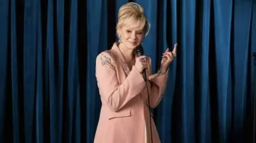 Cinq a Sept Cheyenne Sequin Script Blazer en rose de Deborah Vance (Jean Smart) vu dans Hacks (S02E06)