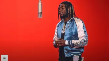 La chaqueta bomber Amiri usada por Gazo en su video MOLLY | UN ESPECTÁCULO DE COLORES
