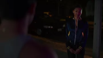 Le bomber bleu et or Stoned Immaculate de Monse Finnie (Sierra Capri) dans la série On My Block (Saison 2 Épisode 10)