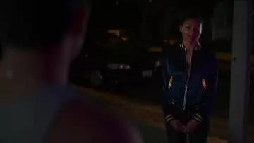Le bomber bleu et or Stoned Immaculate de Monse Finnie (Sierra Capri) dans la série On My Block (Saison 2 Épisode 10)