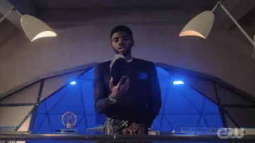 Ceinture de flèche blanc cassée portée par Tom Swift (Tian Richards) telle que vue dans les tenues de la série télévisée Tom Swift (saison 1 épisode 1)