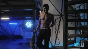 Versace medusa Boxer Trunk porté par Tom Swift (Tian Richards) dans la garde-robe de la série télévisée Tom Swift (Saison 1 Episode 1)