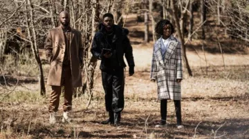 Lita By Ciara Graphic Check Princess Coat porté par Zenzi Fullington (Ashleigh Murray) vu dans la garde-robe de l’émission de télévision Tom Swift (S01E02)