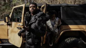 Moose Knuckles x Telfar Unisexe Leather Bomber Jacket porté par Tom Swift (Tian Richards) comme on le voit dans la garde-robe de l’émission de télévision Tom Swift (S01E02)