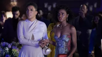 Kai Collective Cherry Glaze Metallic Corset porté par Zenzi Fullington (Ashleigh Murray) vu dans Tom Swift (S01E01)