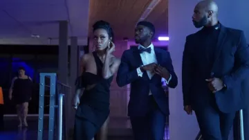 Monot Asymmetric cutout crêpe maxi robe portée par Zenzi Fullington (Ashleigh Murray) comme on le voit dans Tom Swift (S01E01)