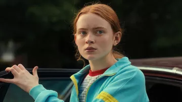 Chaqueta con cremallera azul claro Quicksilver usada por Max Mayfield (Sadie Sink) en Stranger Things (S04E03)