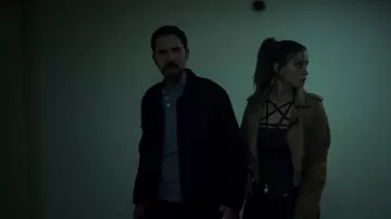 Black bra with straps worn by Elisa Lazcano (Carolina Miranda) in Who Killed Sara? (Season 3 Episode 1)