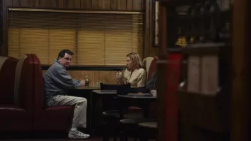 Fila Stackhouse Spaghetti Sneakers usado por Michael Peterson (Colin Firth) como se ve en los trajes de la serie de televisión The Staircase (Temporada 1 Episodio 7)