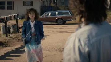 Chaqueta de mezclilla Quicksilver x Stranger Things usada por Nancy Wheeler (Natalia Dyer) como se ve en la serie de televisión Stranger Things (S04E03)
