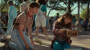 Saucony Sneakers en gris usado por Will Byers (Noah Schnapp) como se ve en los atuendos de la serie de televisión Stranger Things (Temporada 4 Episodio 1)