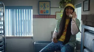 Chemise et pantalon imprimés Quiksilver portés par Argyle (Eduardo Franco) tels que vus dans les tenues de la série télévisée Stranger Things (saison 4 épisode 4)