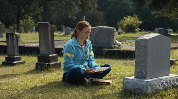 Chaqueta de cremallera azul Quiksilver usada por Max Mayfield (Sadie Sink) como se ve en Stranger Things Wardrobe (Temporada 4 Episodio 4)
