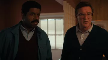 Chaqueta verde solo para miembros usada por Charles Sinclair (Arnell Powell) como se ve en Stranger Things (S04E06)